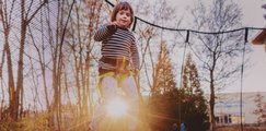 Mädchen hüpft im Trampolin