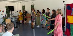 Alle Lehrer tragen ein Instrumentallied vor Alle Lehrer tragen ein Instrumentallied vor
