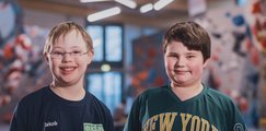 2 zufriedene Jungen nach erfolgreichem Dreh von Aktion Mensch