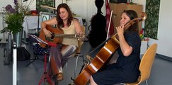 2 Lehrerinnen spielen mit Gitarre und Cello ein Lied 2 Lehrerinnen spielen mit Gitarre und Cello ein Lied