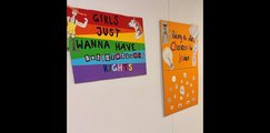 Ausschnitt Posterwand mit Poster "Geschlechtergleichheit - Girls just wanna have rights" und "hochwertige Bildung"