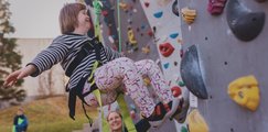 Abseilen nach erfolgreichem Kletteraufstieg am Seil