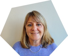 Lächelnde Frau mittleren Alters mit schulterlangem, blondem, glattem Haar