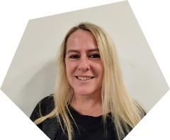 Lächelnde Frau mittleren Alters mit langem, blondierten, glattem Haar