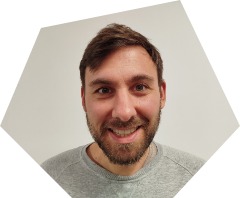 Lächelnder Mann mittleren Alters mit kurzem, glatten, braunem Haar und Vollbart