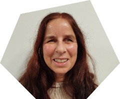 Lächelnde Frau um die 60 mit langem rot-braun getöntem welligen Haar