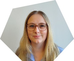 Lächelnde junge Frau mit langem, blondierten, glattem Haar und Brille