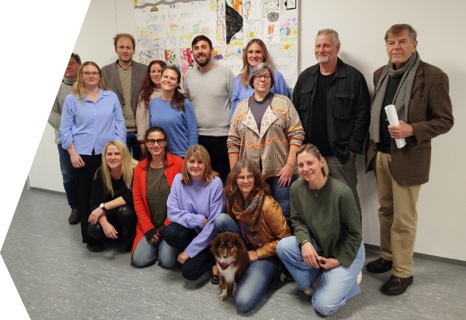 Lehrerteam Heilerziehungspflege sitzend und stehend